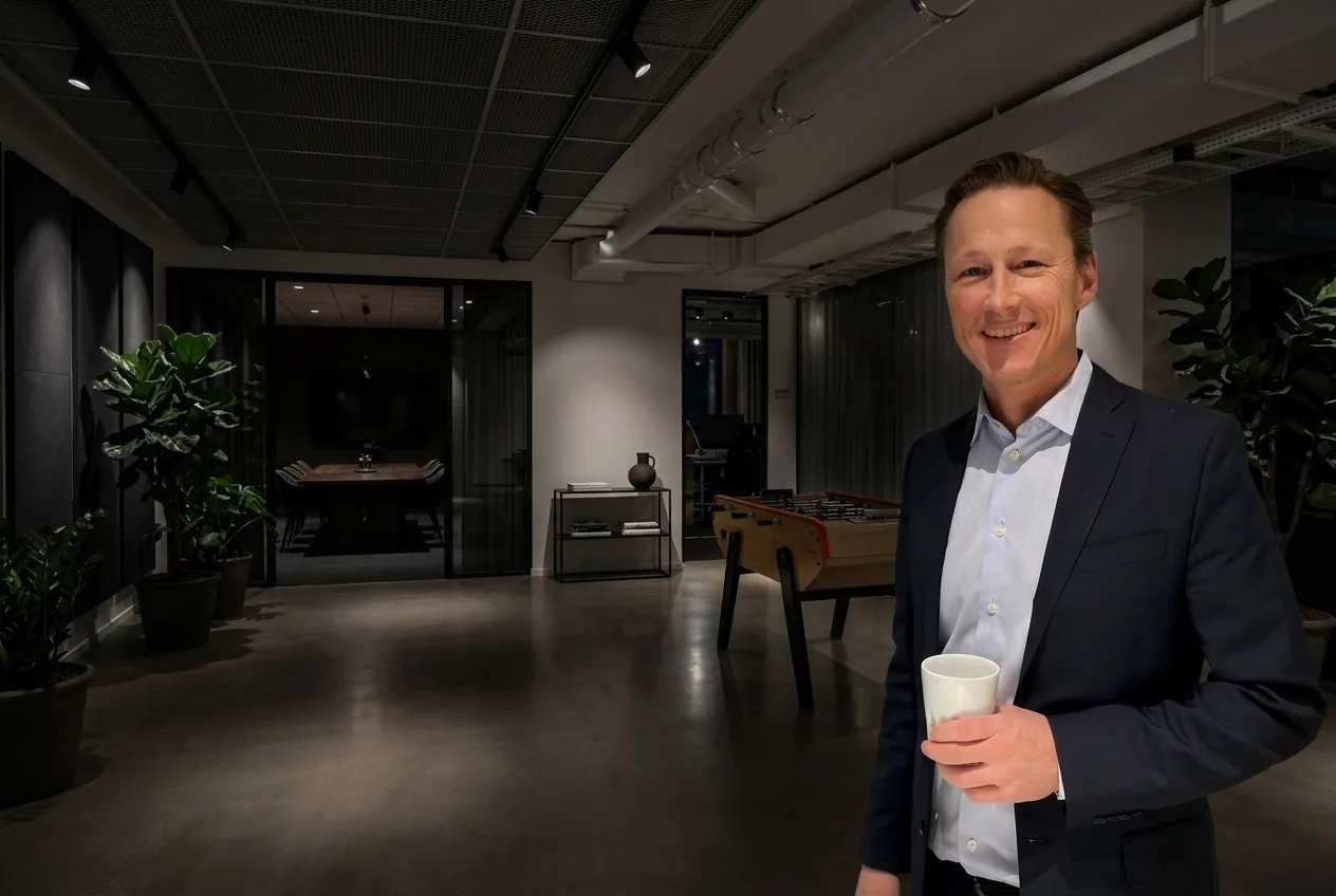 Maurice Jenkens, B2B sales coach and consultant, with coffee in an office